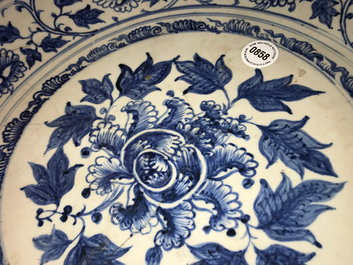 Un plat en porcelaine de Vietnam bleu et blanc &agrave; d&eacute;cor de lotus, 16&egrave;me